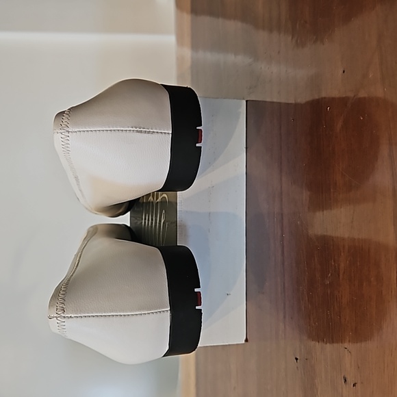 Prada white leather square toe flats, 1/2" heel. Size EU 39 look new - Picture 3 of 10